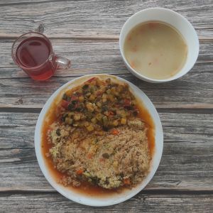 Zdjęcie przedstawia Dietę łatwostrawną:  Ziemniaczana Kaszotto jęczmienne z mięsem wieprzowym i warzywami Sos pomidorowy Cukinia gotowana z pomidorami Kompot owocowy z jabłkami